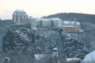 Vranov nad Dyj� - zn�m� rekrea�n� letovisko na Ji�n� Morav� (okres Znojmo). Vranovsk� p�ehrada, N�rodn� park Podyj�, z�mek Vranov, hrad B�tov. Koup�n�, turistika, cykloturistika, ryba�en�, historick� a technick� pam�tky, vina�stv�. 